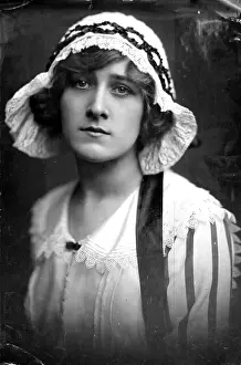 Dones: Phyllis Dare