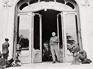 Californie: Picasso in front of his mansion