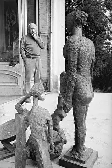 Californie: Picasso in front of his mansion 'La