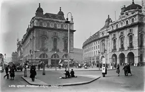 Bustling: Piccadilly Circus in the 1930s