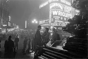 Maurice Ambler Collection: Piccadilly Circus at night, c.1950