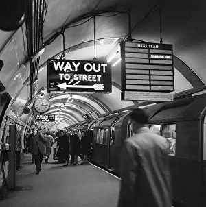 Bakerloo: Piccadilly Circus Underground Station