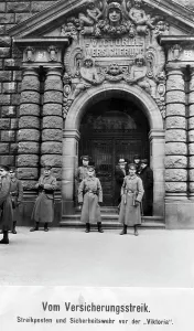 Insurance: Pickets and security police at the headquarters