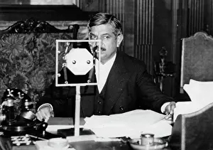 Microphon: Pierre Laval in a radio address