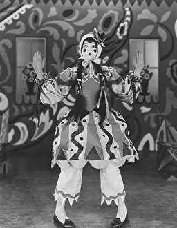 Impersonation: Pigeon toed performer