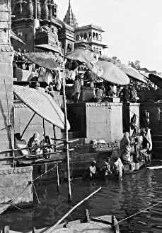 Ganges: Pilgrims bathing in the Ganges