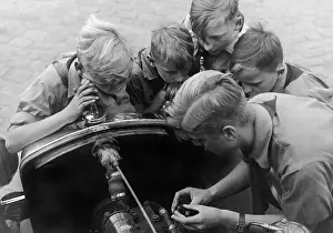 Spark: Pimpfe learn to replace a spark plug, 1935