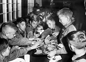 Sandwiches: Pimpfe at the meal in a youth hostel, 1936