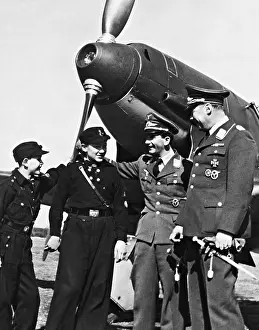 Pimpfe: Pimpfe together with pilots of the Air Force before a Me-10