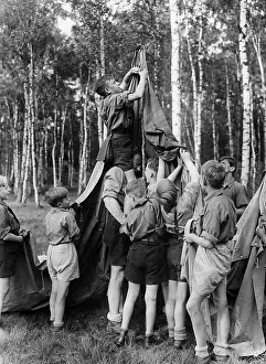 Pimpfe: Pimpfe putting up the tent in a summer camp, 1936