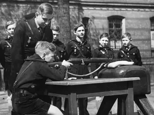 Neukoelln: Pimpfe receive military training