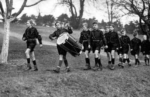 Pimpf: Pimpfs while marching, 1935