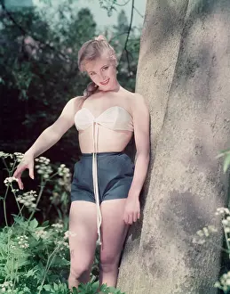 Submissive: PIN-UP IN BLUE SHORTS