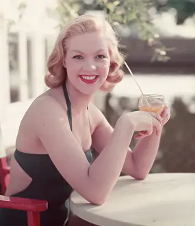 Woof: PIN-UP WITH DRINK
