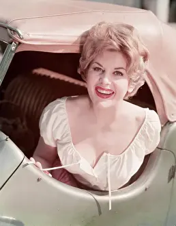 Busty: PIN-UP IN SPORTS CAR