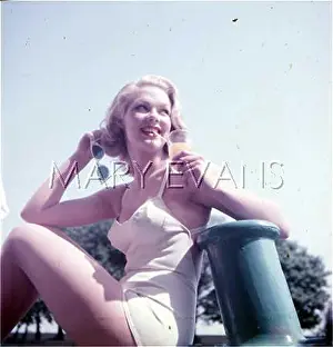 Sips: PIN-UP IN WHITE SWIMSUIT