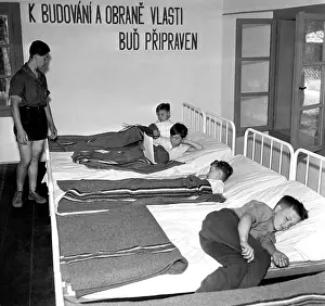 Translates: Pioneer camp - beds - sleeping - resting