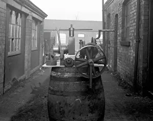 Broaden: Pipe screwing machine for hat factory