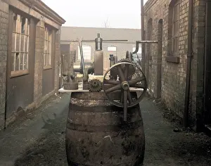 Broaden: Pipe screwing machine for hat factory