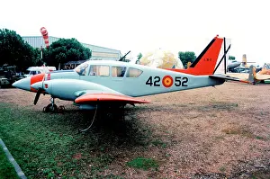 Aire: Piper PA-23 Aztec E.19-3 - 42-52
