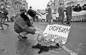 Vasilievsky: Piquet. Vasilievsky Spusk Square. 1992