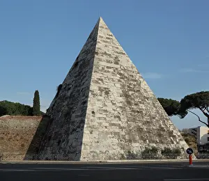 Caio: Piramide di Caio Cestio (Pyramid of Cestius), Rome, Italy