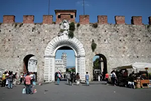 Miracles: Pisa city walls