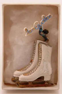 Iceskating: US plastic Ice Cycles Pin - Pair of White Ice Skates