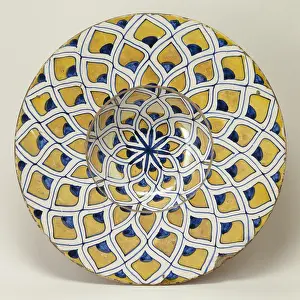 Earthenware: Plate decorated with peacock feathers