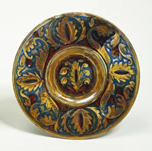 1535: Plate with plant decorations