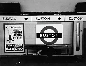Temps: Platform scene, Euston underground station, London
