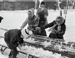 Snowballs: Playing snowballs in Moscow