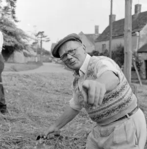 Shears: Pointing Man