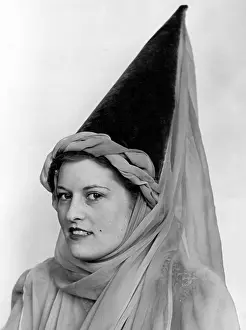 Hennin: POINTY MEDIEVAL HAT