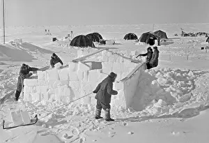 Constructing: Polar station North Pole-5 in Arctic