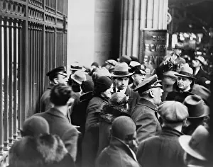 Depressions: Police control a crowd of panicked depositors ?
