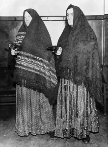 Drag: Police in disguise with weapons, 1932