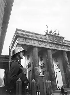 Guardhouse: Police guard in front of the Brandenburg Gate in Berlin, 193
