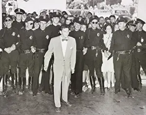 Rs3wn: A police line protects Frank Sinatra from
