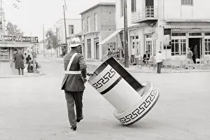 Korinth: Police man begins his duty