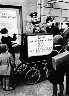Collects: Policeman collecting donations, 1942/1943
