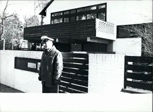 Juni: Policeman in front of home of kidnapped Peter Lorenz