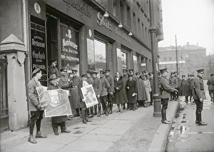 Schutzpolizei: Policemen going to vote in Berlin