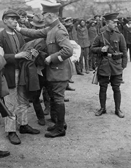 Looting: Policemen go through the pockets of looters, 1919