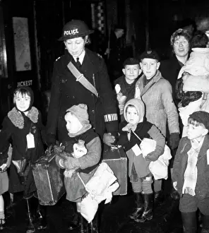 Evacuee: Policewoman with evacuee children, WW2