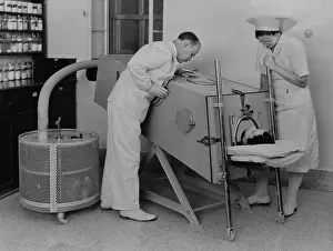 Poliomyelitis: Polio patient in an iron lung at the Scots ?