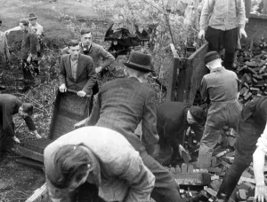 Depict: Political leader transporting coal, 1939