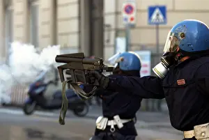 Polizia: Polizia Fires Tear Gas