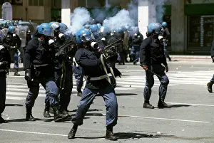 Polizia: Polizia Fires Tear Gas