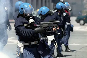 Polizia: Polizia Fires Tear Gas